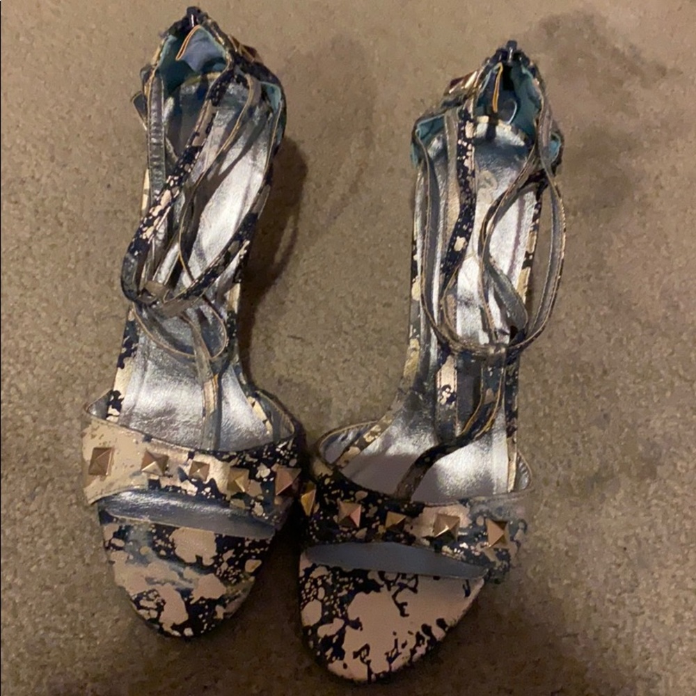 Blue paint splash and studs sandals